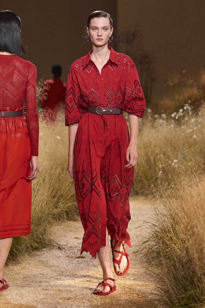 Prohlédněte si kolekci Hermès Spring Summer 2024...
Prohlédněte si kolekci Hermès Spring Summer 2024...