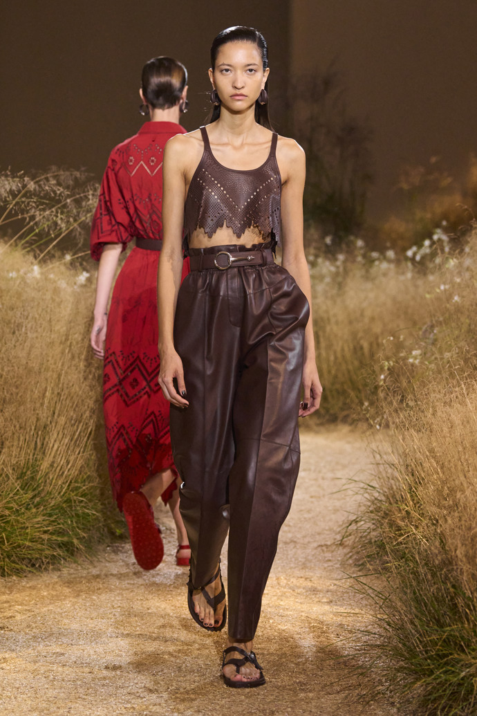 Prohlédněte si kolekci Hermès Spring Summer 2024...
Prohlédněte si kolekci Hermès Spring Summer 2024...