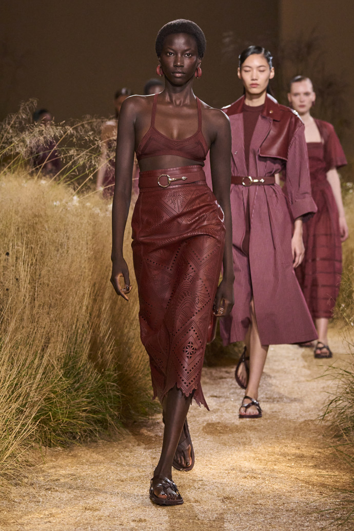 Prohlédněte si kolekci Hermès Spring Summer 2024...
Prohlédněte si kolekci Hermès Spring Summer 2024...