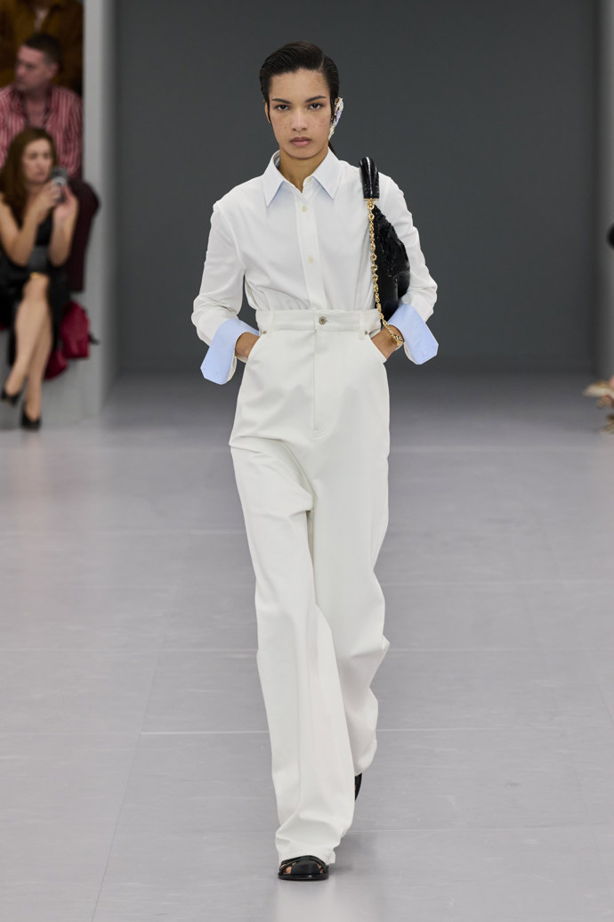Prohlédněte si kolekci Loewe Spring Summer 2024...
Prohlédněte si kolekci Loewe Spring Summer 2024...