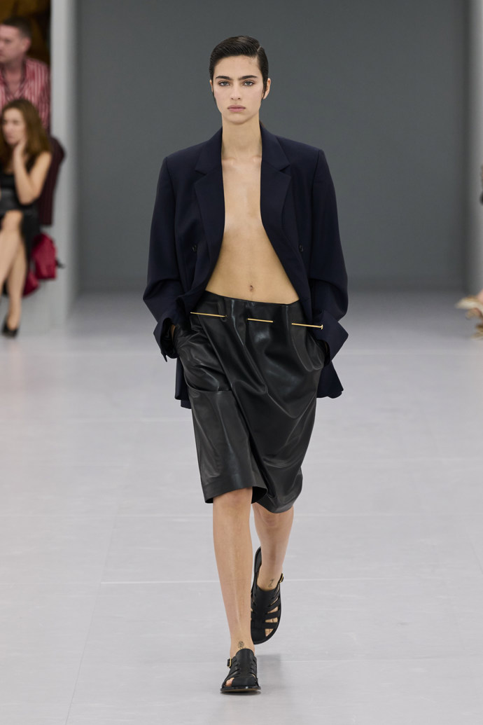 Prohlédněte si kolekci Loewe Spring Summer 2024...
Prohlédněte si kolekci Loewe Spring Summer 2024...