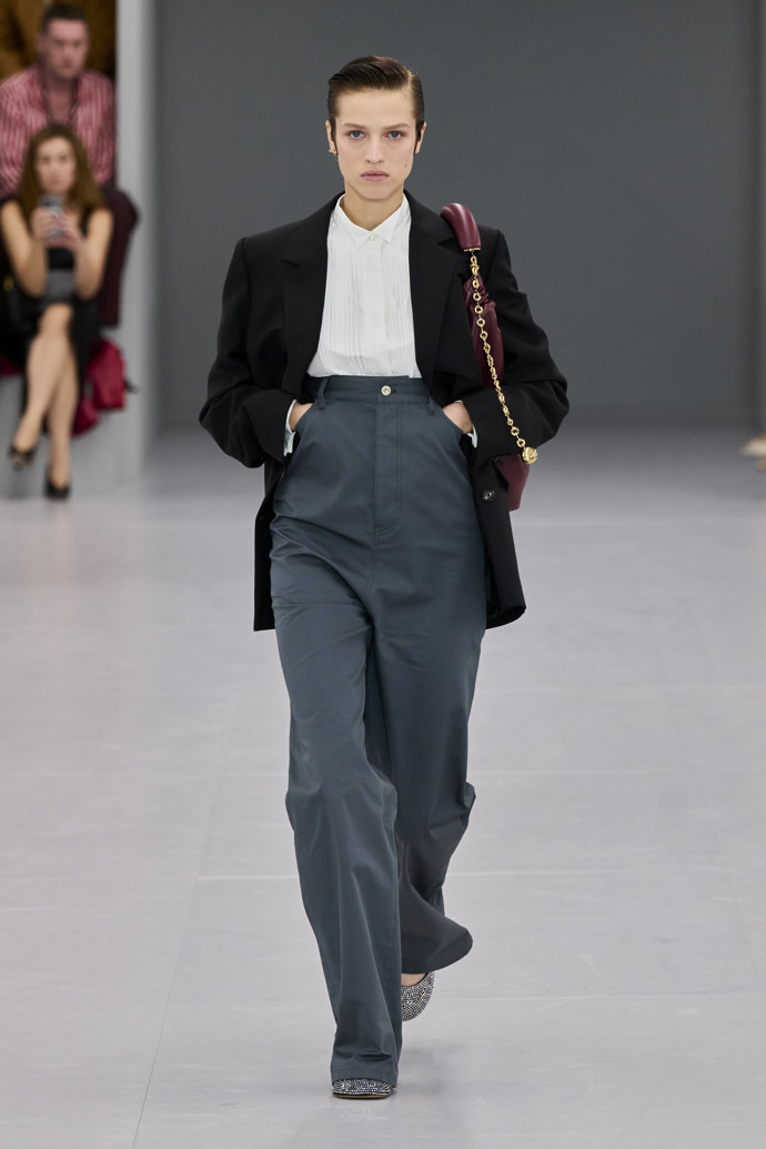 Prohlédněte si kolekci Loewe Spring Summer 2024...
Prohlédněte si kolekci Loewe Spring Summer 2024...
