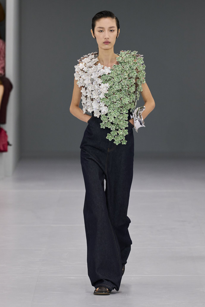 Prohlédněte si kolekci Loewe Spring Summer 2024...
Prohlédněte si kolekci Loewe Spring Summer 2024...