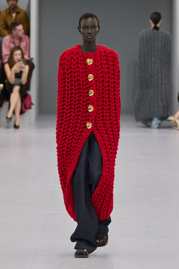 Prohlédněte si kolekci Loewe Spring Summer 2024...
Prohlédněte si kolekci Loewe Spring Summer 2024...