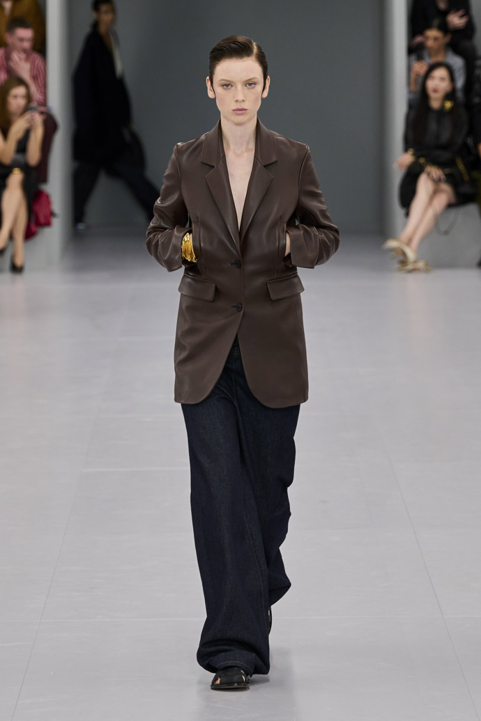 Prohlédněte si kolekci Loewe Spring Summer 2024...
Prohlédněte si kolekci Loewe Spring Summer 2024...
