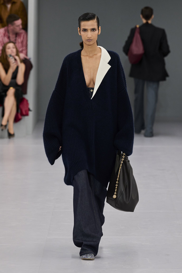 Prohlédněte si kolekci Loewe Spring Summer 2024...
Prohlédněte si kolekci Loewe Spring Summer 2024...