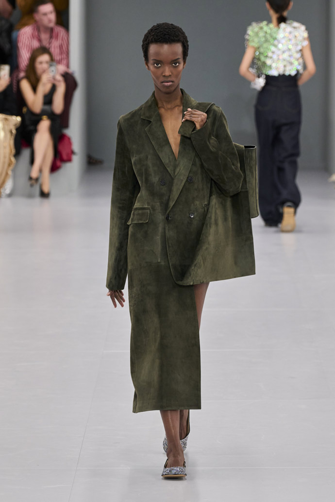 Prohlédněte si kolekci Loewe Spring Summer 2024...
Prohlédněte si kolekci Loewe Spring Summer 2024...