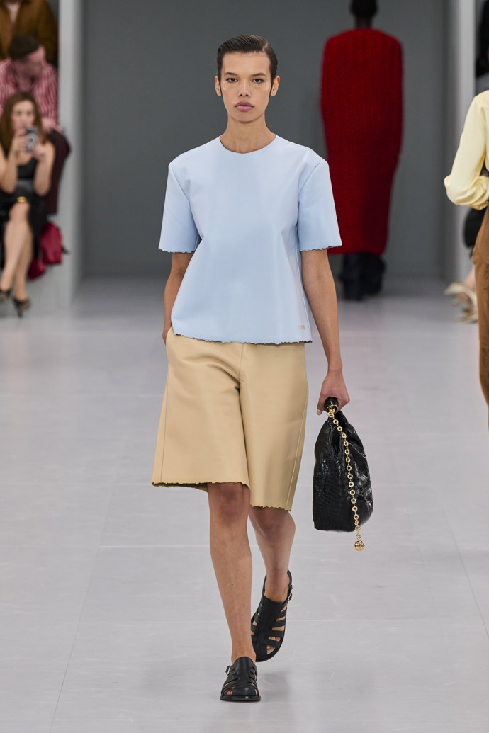 Prohlédněte si kolekci Loewe Spring Summer 2024...
Prohlédněte si kolekci Loewe Spring Summer 2024...