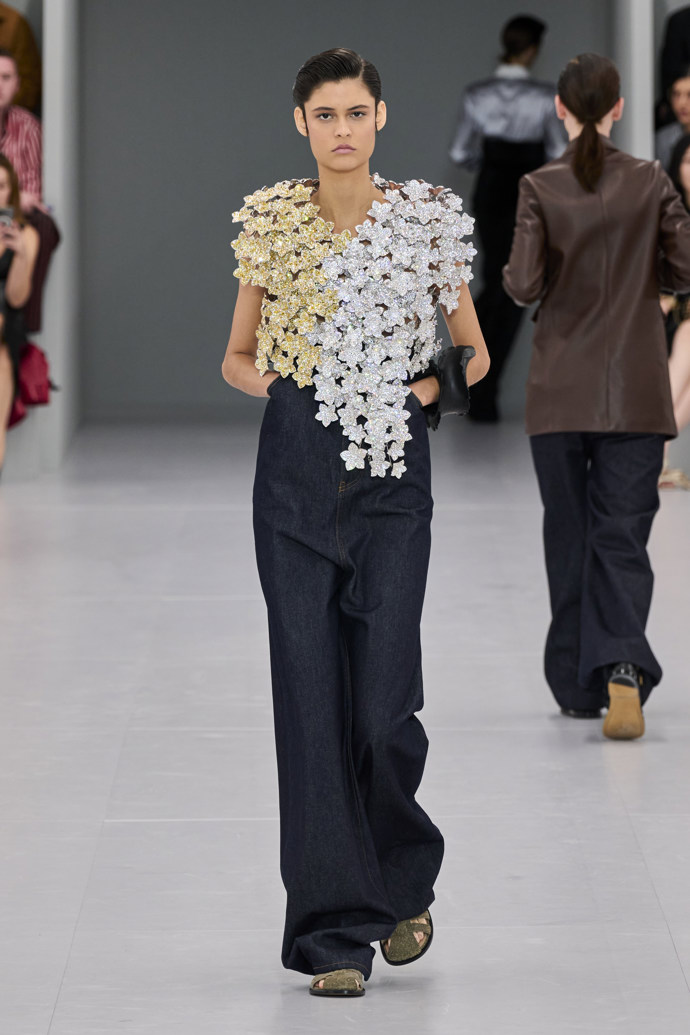 Prohlédněte si kolekci Loewe Spring Summer 2024...
Prohlédněte si kolekci Loewe Spring Summer 2024...