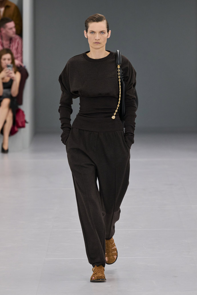 Prohlédněte si kolekci Loewe Spring Summer 2024...
Prohlédněte si kolekci Loewe Spring Summer 2024...