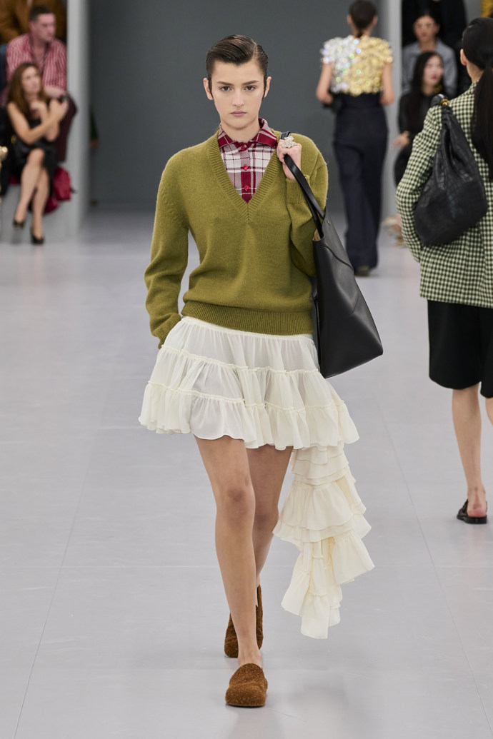 Prohlédněte si kolekci Loewe Spring Summer 2024...
Prohlédněte si kolekci Loewe Spring Summer 2024...