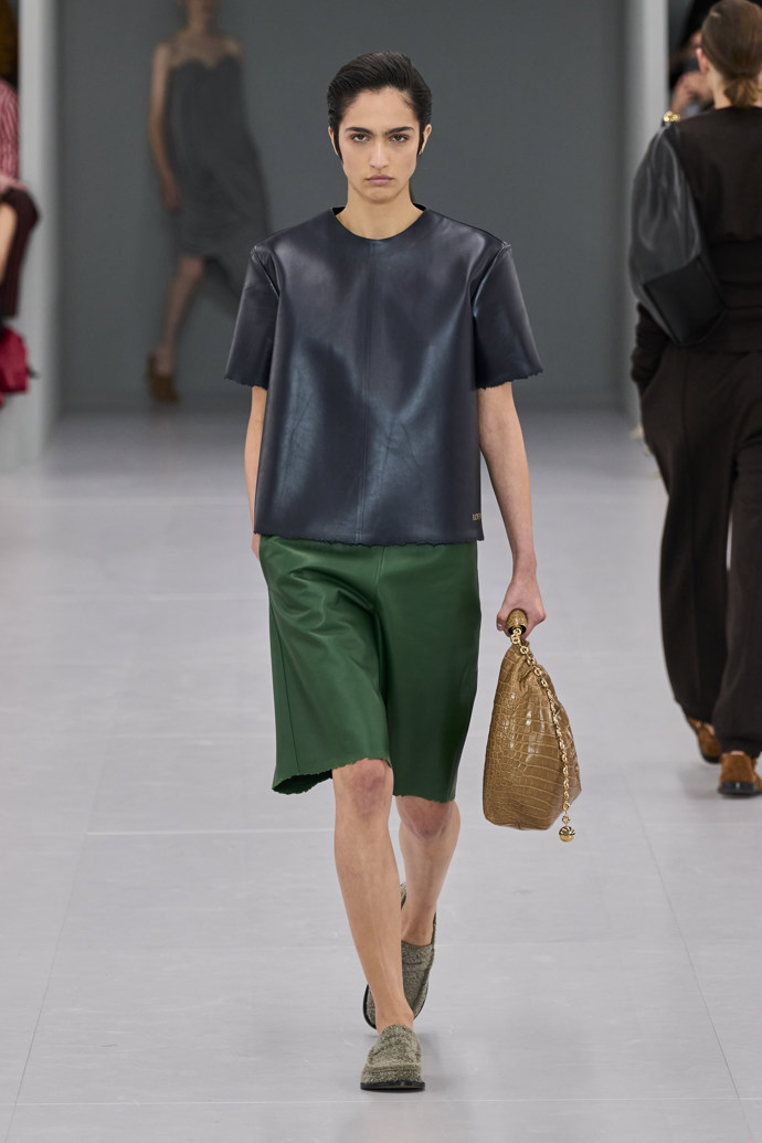 Prohlédněte si kolekci Loewe Spring Summer 2024...
Prohlédněte si kolekci Loewe Spring Summer 2024...