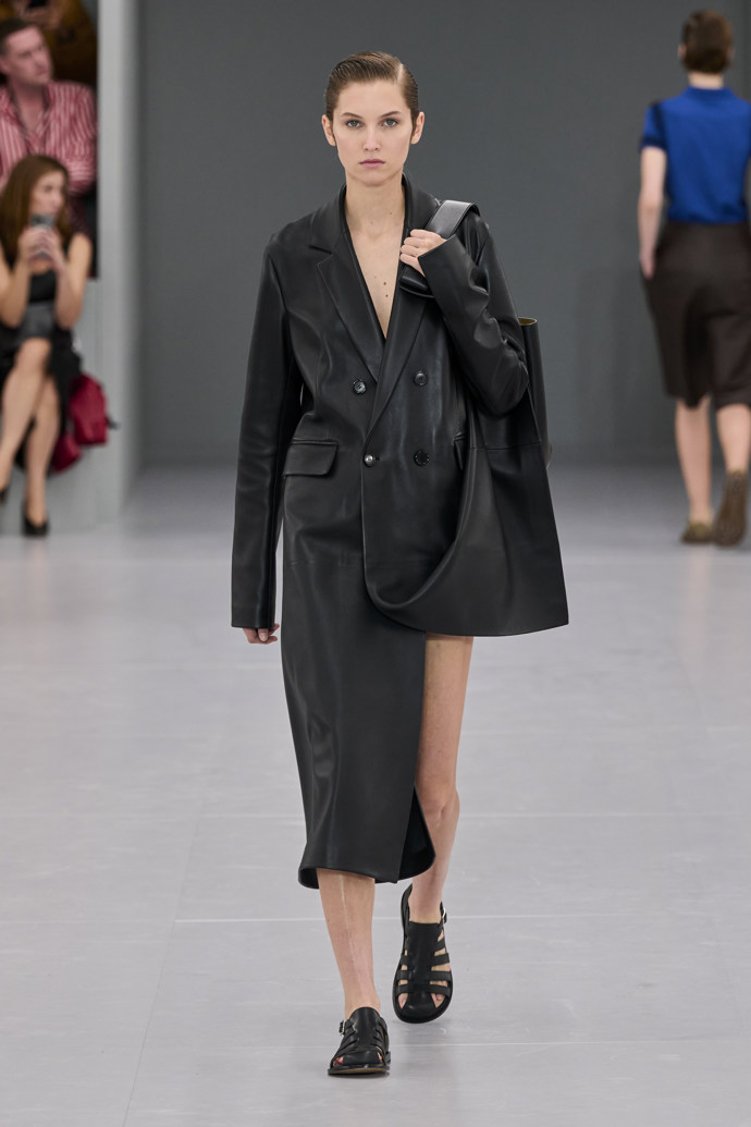Prohlédněte si kolekci Loewe Spring Summer 2024...
Prohlédněte si kolekci Loewe Spring Summer 2024...