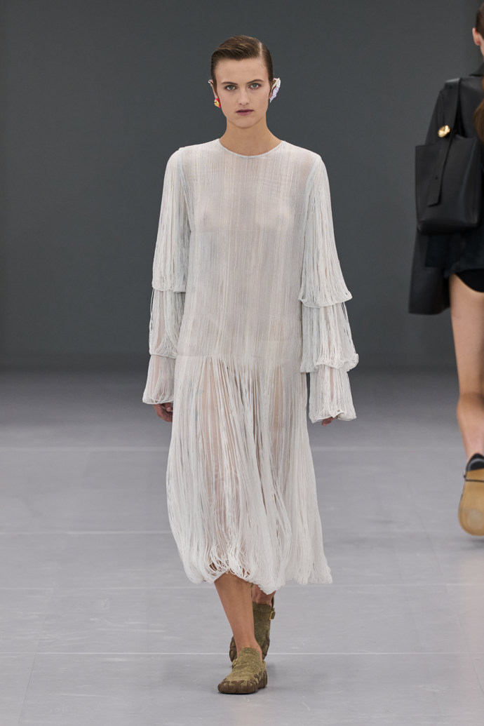 Prohlédněte si kolekci Loewe Spring Summer 2024...
Prohlédněte si kolekci Loewe Spring Summer 2024...