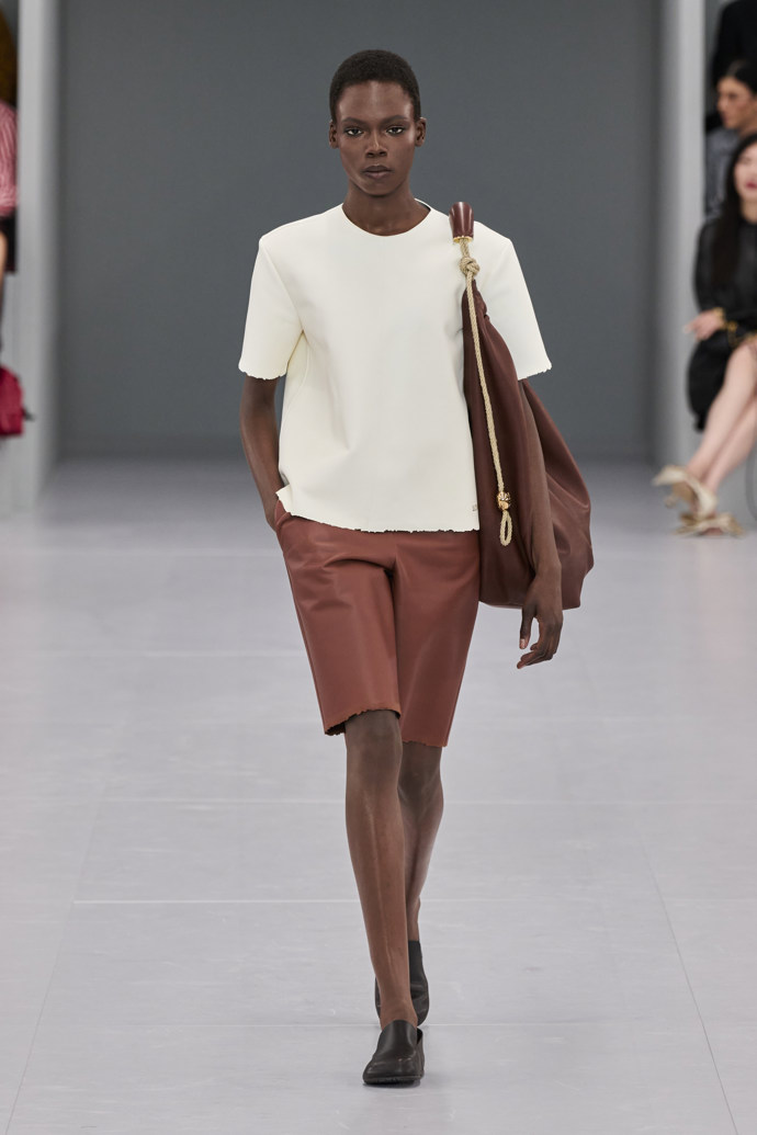 Prohlédněte si kolekci Loewe Spring Summer 2024...
Prohlédněte si kolekci Loewe Spring Summer 2024...