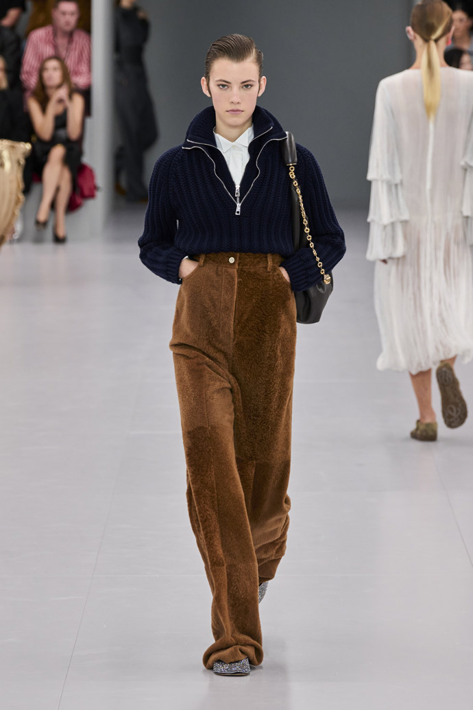 Prohlédněte si kolekci Loewe Spring Summer 2024...
Prohlédněte si kolekci Loewe Spring Summer 2024...