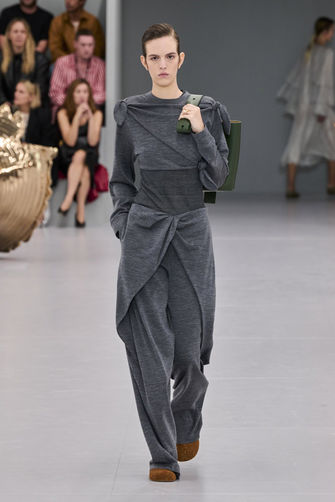Prohlédněte si kolekci Loewe Spring Summer 2024...
Prohlédněte si kolekci Loewe Spring Summer 2024...