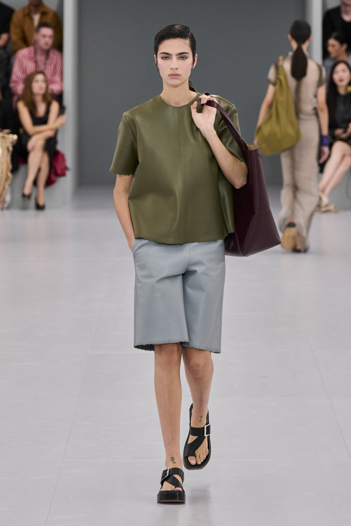 Prohlédněte si kolekci Loewe Spring Summer 2024...
Prohlédněte si kolekci Loewe Spring Summer 2024...