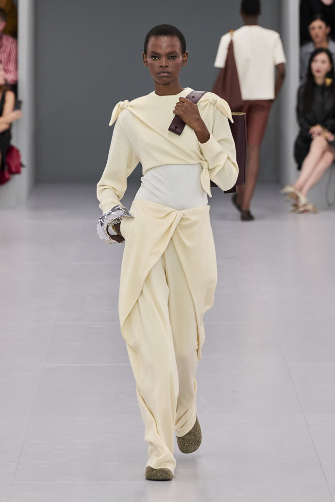 Prohlédněte si kolekci Loewe Spring Summer 2024...
Prohlédněte si kolekci Loewe Spring Summer 2024...