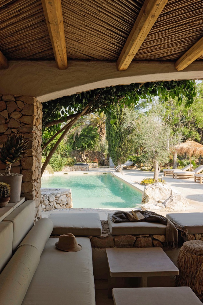 Součástí hotelu je i téměř 200 let starý kamenný domek trullo.

