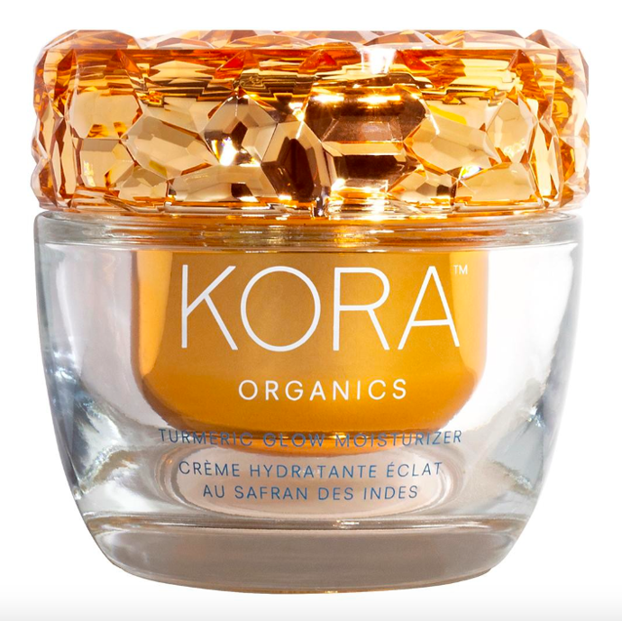  

Kora Organics Turmeric Glow Moisturizer, Kora Organics, 1550 Kč, prodává Douglas 

Vyživující a hluboce hydratační hydratační krém s vlastním lipozomem byl vytvořeným, aby se zaměřoval na hyperpigmentaci, tmavé skvrny, matnost, zarudnutí, výskyt jemných linek a vrásek. Díky certifikované organické kurkumě, lékořici, mořským řasám a olejům z datlí, šípků a maracuja zvyšuje vlhkost a vyhlazuje a vyplňuje pokožku, protože zlepšuje její bariérovou ochranu. Stimuluje také tvorbu elastinu ke zlepšení pevnosti pokožky a obnovuje oslabenou, poškozenou nebo namáhanou pokožku.  

 
