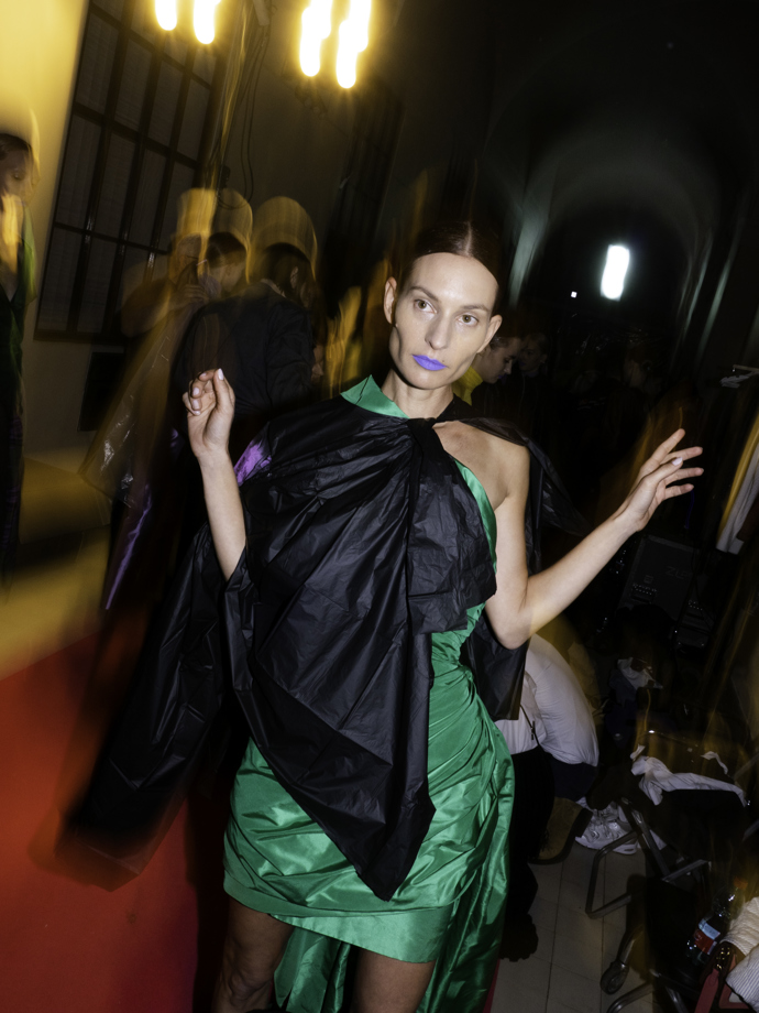 Vstupte do backstage Couture 2024 show Zuzany Kubíčkové...
Vstupte do backstage Couture 2024 show Zuzany Kubíčkové...