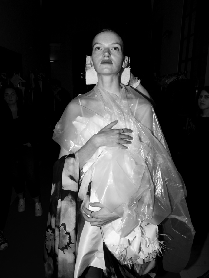 Vstupte do backstage Couture 2024 show Zuzany Kubíčkové...
Vstupte do backstage Couture 2024 show Zuzany Kubíčkové...