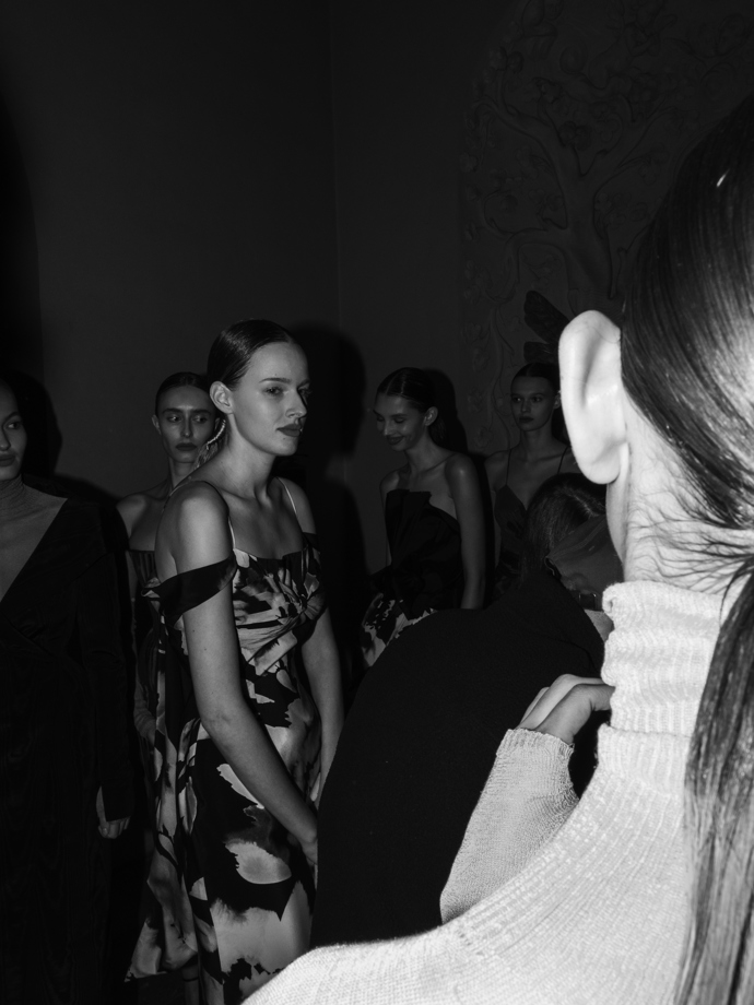 Vstupte do backstage Couture 2024 show Zuzany Kubíčkové...
Vstupte do backstage Couture 2024 show Zuzany Kubíčkové...