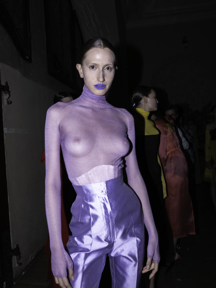 Vstupte do backstage Couture 2024 show Zuzany Kubíčkové...
Vstupte do backstage Couture 2024 show Zuzany Kubíčkové...