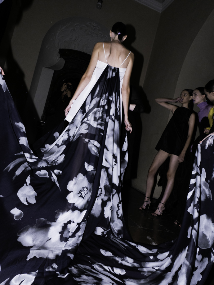 Vstupte do backstage Couture 2024 show Zuzany Kubíčkové...
Vstupte do backstage Couture 2024 show Zuzany Kubíčkové...