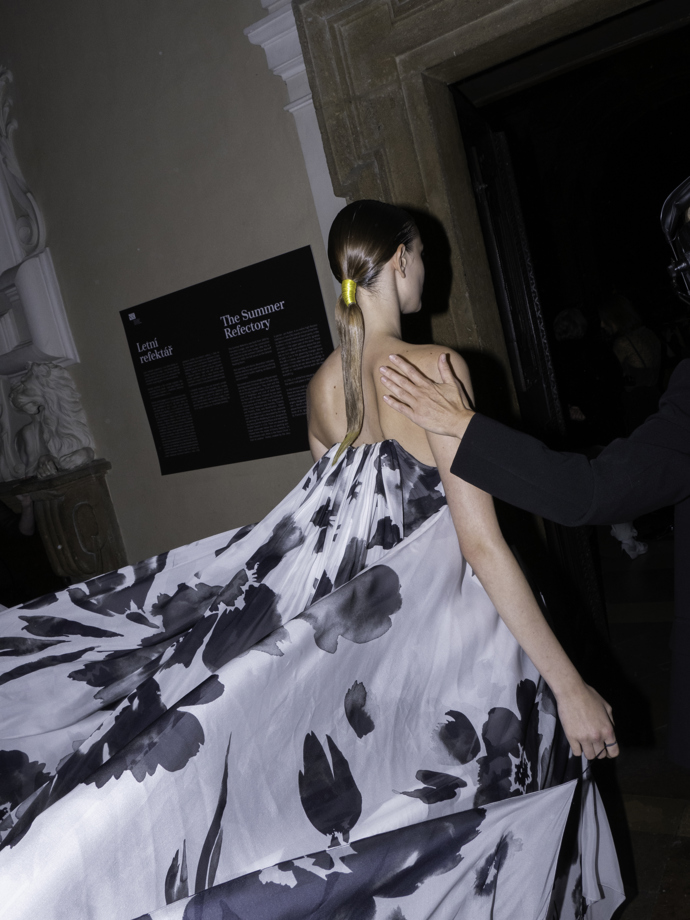 Vstupte do backstage Couture 2024 show Zuzany Kubíčkové...
Vstupte do backstage Couture 2024 show Zuzany Kubíčkové...