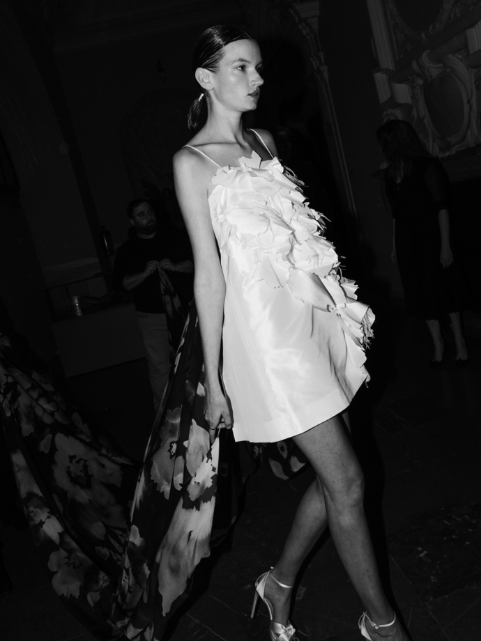 Vstupte do backstage Couture 2024 show Zuzany Kubíčkové...
Vstupte do backstage Couture 2024 show Zuzany Kubíčkové...