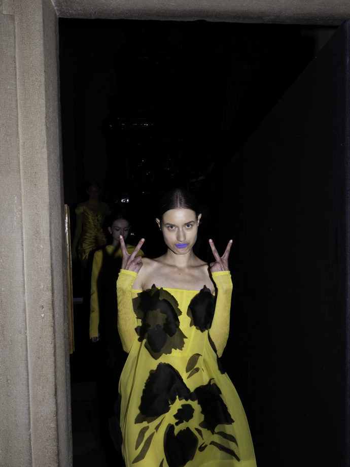 Vstupte do backstage Couture 2024 show Zuzany Kubíčkové...
Vstupte do backstage Couture 2024 show Zuzany Kubíčkové...