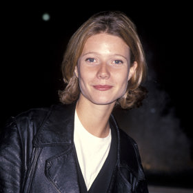 1994: Gwyneth Paltrow
Před premiérou pilotního dílu seriálu Přátelé trávil Matthew Perry léto na Theatre Festival v Massachusetts. Tam se potkal s Gwyneth Paltrow. „Oba jsme tam trávili většinu léta a hráli jsme. Byl zábavný, sladký a byla s ním taková legrace. Jezdili jsme se koupat do potoka, dávali si pivo v místním univerzitním baru, líbali jsme se na poli vysoké trávy. Bylo to kouzelné léto,“ vzpomínala Paltrow na budoucí hvězdu Přátel na svém Instagramu. „Zůstali jsme přáteli, dokud se naše cesty nerozdělily, ale vždy jsem ho znovu ráda viděla.“
1994: Gwyneth Paltrow
Před premiérou pilotního dílu seriálu Přátelé trávil Matthew Perry léto na Theatre Festival v Massachusetts. Tam se potkal s Gwyneth Paltrow. „Oba jsme tam trávili většinu léta a hráli jsme. Byl zábavný, sladký a byla s ním taková legrace. Jezdili jsme se koupat do potoka, dávali si pivo v místním univerzitním baru, líbali jsme se na poli vysoké trávy. Bylo to kouzelné léto,“ vzpomínala Paltrow na budoucí hvězdu Přátel na svém Instagramu. „Zůstali jsme přáteli, dokud se naše cesty nerozdělily, ale vždy jsem ho znovu ráda viděla.“
