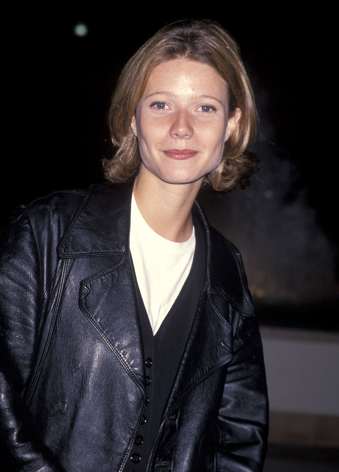  

1994: Gwyneth Paltrow

Před premiérou pilotního dílu seriálu Přátelé trávil Matthew Perry léto na Theatre Festival v Massachusetts. Tam se potkal s Gwyneth Paltrow. „Oba jsme tam trávili většinu léta a hráli jsme. Byl zábavný, sladký a byla s ním taková legrace. Jezdili jsme se koupat do potoka, dávali si pivo v místním univerzitním baru, líbali jsme se na poli vysoké trávy. Bylo to kouzelné léto,“ vzpomínala Paltrow na budoucí hvězdu Přátel na svém Instagramu. „Zůstali jsme přáteli, dokud se naše cesty nerozdělily, ale vždy jsem ho znovu ráda viděla.“
