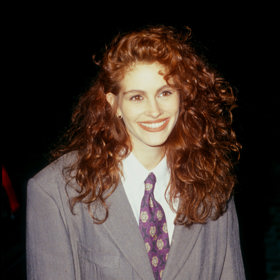 1995: Julia Roberts
Vzápětí se Perry pustil do vztahu s nikým menším než samotnou Julií Roberts. On a hvězda Pretty Woman spolu začali chodit v době, kdy se objevila v epizodě Přátel z roku 1995. Vztah to byl prý plný vášně, ale Matthew to po pouhých třech měsících raději sám ukončil, protože ho trápil nedostatek sebevědomí. „Randit s Julií Roberts pro mě bylo příliš. Neustále jsem měl pocit, že se se mnou stejně musí rozejít,“ napsal Perry ve své knize.
1995: Julia Roberts
Vzápětí se Perry pustil do vztahu s nikým menším než samotnou Julií Roberts. On a hvězda Pretty Woman spolu začali chodit v době, kdy se objevila v epizodě Přátel z roku 1995. Vztah to byl prý plný vášně, ale Matthew to po pouhých třech měsících raději sám ukončil, protože ho trápil nedostatek sebevědomí. „Randit s Julií Roberts pro mě bylo příliš. Neustále jsem měl pocit, že se se mnou stejně musí rozejít,“ napsal Perry ve své knize.