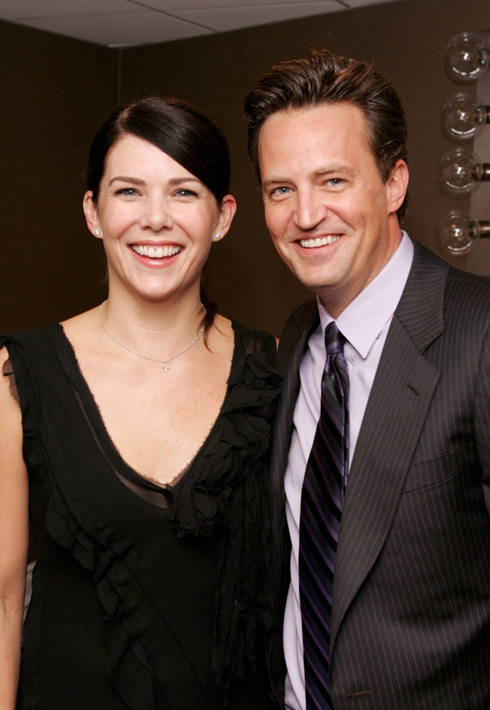 

2003: Lauren Graham

Na několik měsíců ho dostalo kouzlo Lauren Graham aka Lorelai Gilmore z Gilmorových děvčat. Ani po boku výřečné herečky ale vtipný Chandler nevydržel dlouho. I tento vztah skončil přátelským rozchodem, protože i poté spolu byli několikrát viděni a dokonce si spolu v roce 2008 zahráli v nezávislém filmu Vyletět z hnízda.
