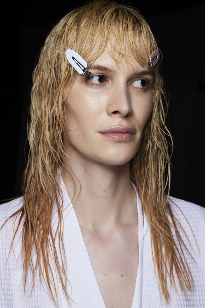  

Upravený wet hairstyle
