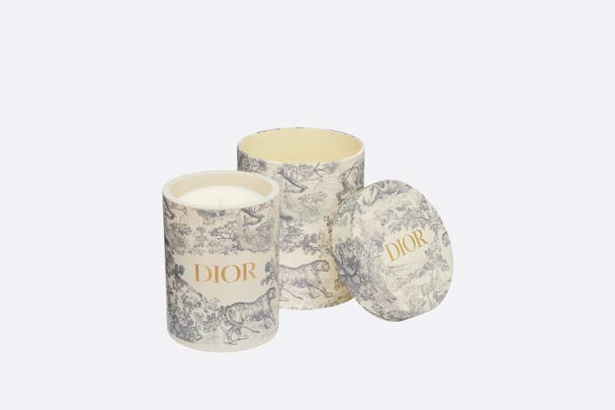  

Svíčka Toile de Jouy, Christian Dior, 7500 Kč

Svíčky z kolekce Toile de Jouy, emblémy virtuózního savoir-faire, jsou rafinovanou ódou na historii a dědictví domu Christiana Diora. Oslavují eleganci a umění žít, atributy drahé zakládajícímu návrháři, a jsou zdobeny náčrtky charakteristického motivu, který přetvořila Maria Grazia Chiuri. Motiv původně zdobil stěny a pulty Colificchets, prvního butiku pana Diora. Předměty touhy jsou dostupné v neodolatelných vůních inspirovaných láskou pana Diora k zahradám. Doma vám vydrží hořet 50 hodin.
