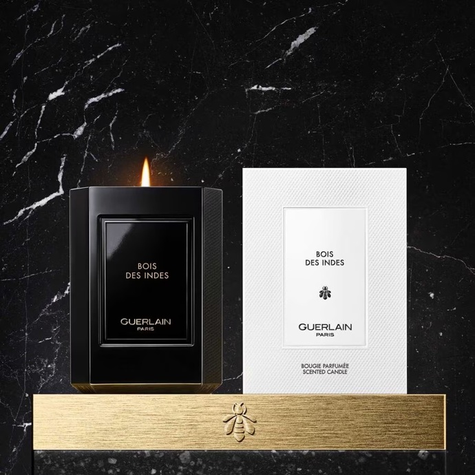  

Svíčka Bois des Indes, Guerlain, 115 USD

Strhující cesta do posvátné historie Indie, která uchvátila Jacquese Guerlaina a dala zrodu parfému Shalimar, víření spáleného dřeva a vůně obětin se proplétají nyní v podobě vosku s knotem. Sladká vůně santalového dřeva se mísí s vůněmi suché kůry a země plné koření. Vysoce kvalitní vosk vybraný Guerlainem, který poskytuje délku hoření přibližně 55 hodin, je navíc obohacený o včelí vosk.
