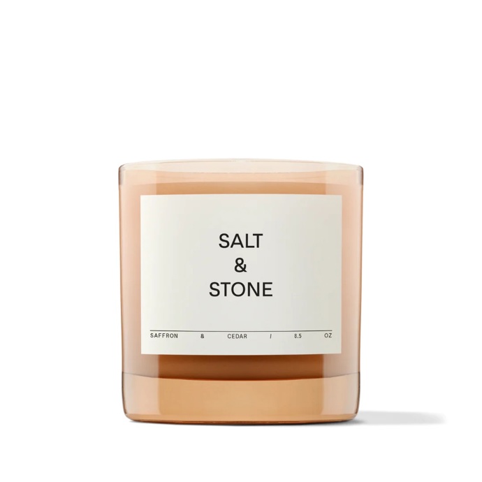  

Svíčka Saffron & Cedar, Salt & Stone, 1190 Kč

„Surfařský výlet na pobřeží Pacifiku, kde se oceán setkává s horami. Cedrový háj se střetává s nostalgickou vůní surfařského vosku, slané vody a přímořského deště. A život je easy.“ Pokud vám chybí slunce a moře, je správný čas si je přivolat právě touto vůní. Svíčka od Salt & Stone obsahuje kokosový a sójový vosk, svými vonnými složkami zaplní váš prostor a bude hořet kolem 55 hodin. 
