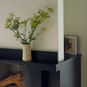 Krb v obývacím pokoji je z mastku, lokálního kamene, který na dotek působí jemným, mýdlovým dojmem. Design krbu byl podobně jako většina funkčních i dekorativních prvků navržený architektem na míru.
Krb v obývacím pokoji je z mastku, lokálního kamene, který na dotek působí jemným, mýdlovým dojmem. Design krbu byl podobně jako většina funkčních i dekorativních prvků navržený architektem na míru.