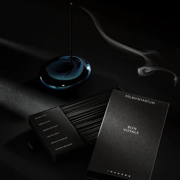  

Bon Voyage Incense Collection, Pigmentarium, 1490 Kč

Jedna krabička vonných tyčinek v sobě ukrývá šest světů. Ať už propadnete víru Santal Blues nebo omamné Moroccan Mint, či se rozhodnete zůstat doma s vůní Prague Olibanum, tyto vonné tyčinky si vás získají. Pro ucelený zážitek je můžete doplnit o umělecký artefakt v podobě Incense Altaru.
