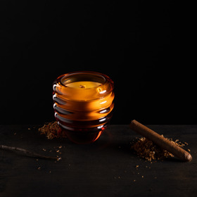 Svíčka Nightfall Vanilla, Klimchi, 3190 Kč
Charakteristický zvlněný svícen podle návrhu Františka Jungvirta vzniká ve spolupráci s českou rodinnou manufakturou, ručně plněn je přírodním sójovým voskem s esenciálními a vonnými oleji. O vánoční atmosféru se postará i dřevěný knot z tvrdého dřeva Cocobolo. Vydrží hořet až 25 hodin.
Svíčka Nightfall Vanilla, Klimchi, 3190 Kč
Charakteristický zvlněný svícen podle návrhu Františka Jungvirta vzniká ve spolupráci s českou rodinnou manufakturou, ručně plněn je přírodním sójovým voskem s esenciálními a vonnými oleji. O vánoční atmosféru se postará i dřevěný knot z tvrdého dřeva Cocobolo. Vydrží hořet až 25 hodin.