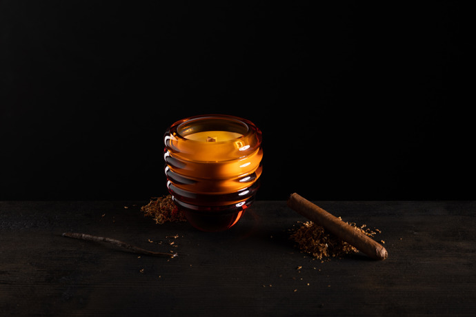  

Svíčka Nightfall Vanilla, Klimchi, 3190 Kč

Charakteristický zvlněný svícen podle návrhu Františka Jungvirta vzniká ve spolupráci s českou rodinnou manufakturou, ručně plněn je přírodním sójovým voskem s esenciálními a vonnými oleji. O vánoční atmosféru se postará i dřevěný knot z tvrdého dřeva Cocobolo. Vydrží hořet až 25 hodin.

