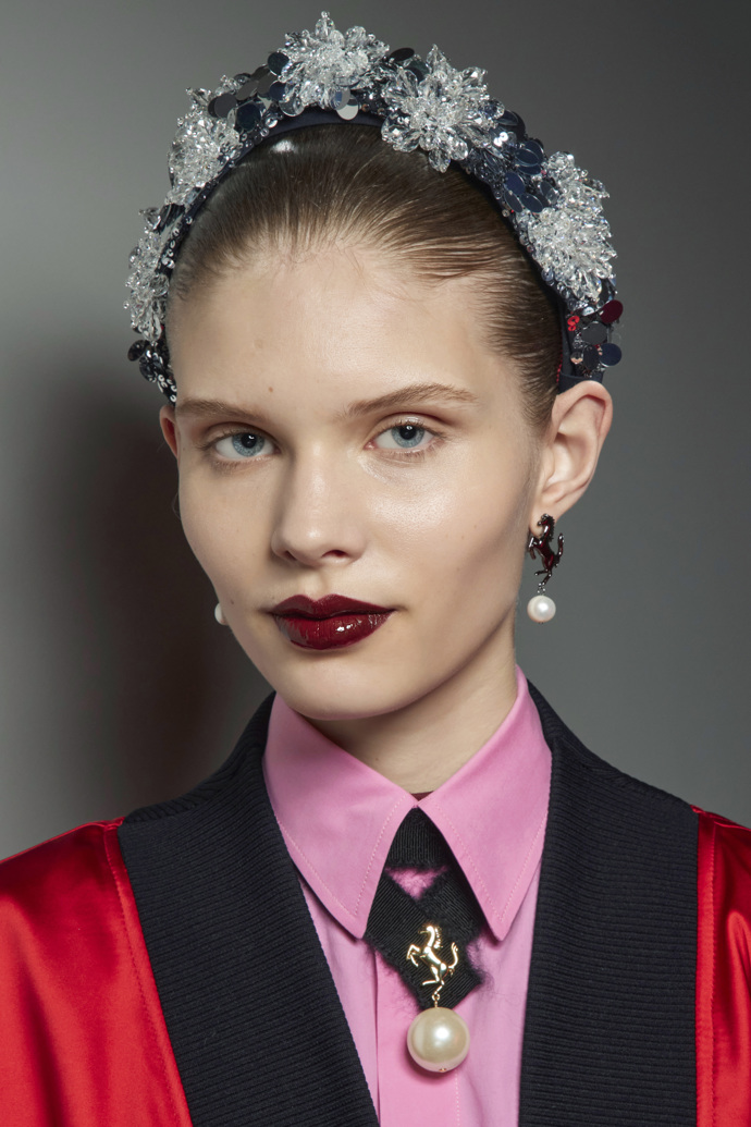  

Odstín cherry cola ovládl vlasy, rty i nehty 
