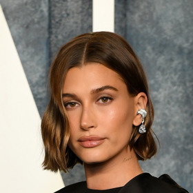  

Hailey Bieber ve vlnitém bobu
