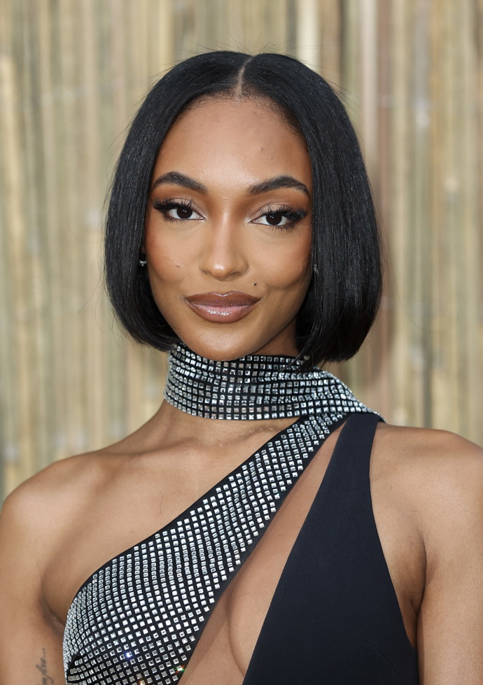  

Jourdan Dunn v bobu v délce po bradu 
