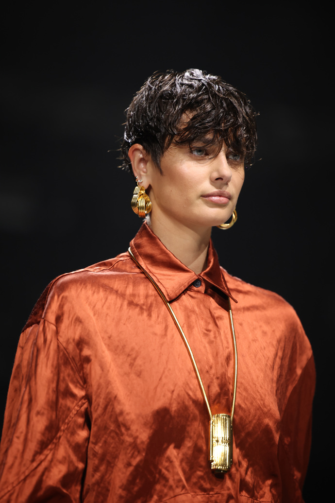  

Taylor Hill v kudrnatém pixie 
