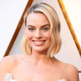  

Margot Robbie ve vlnitém bobu
